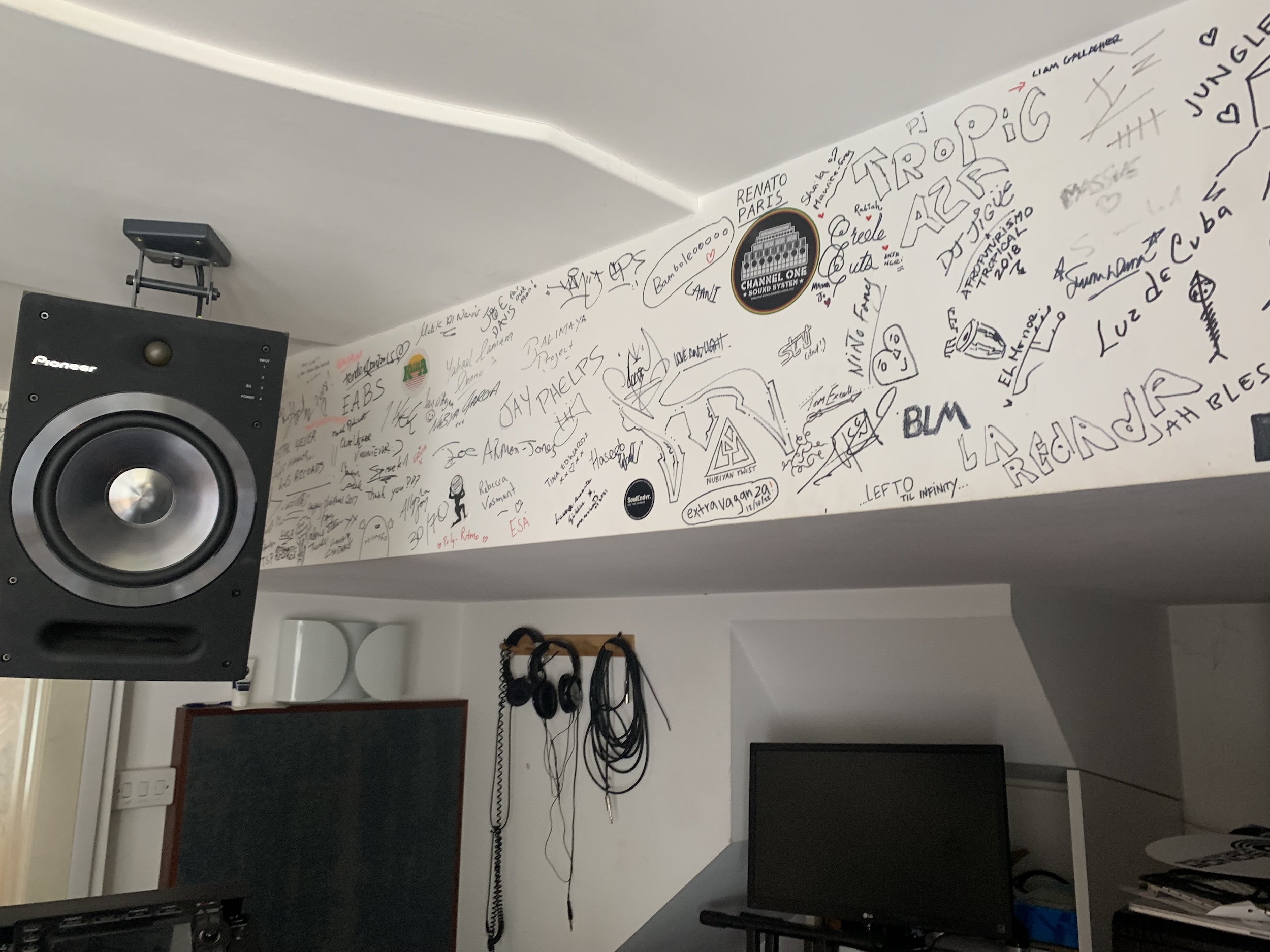 Worldwide FM Wall 